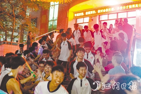 高一高二學(xué)生齊聚校道兩旁，為即將高考的高三學(xué)長學(xué)姐送上祝福。