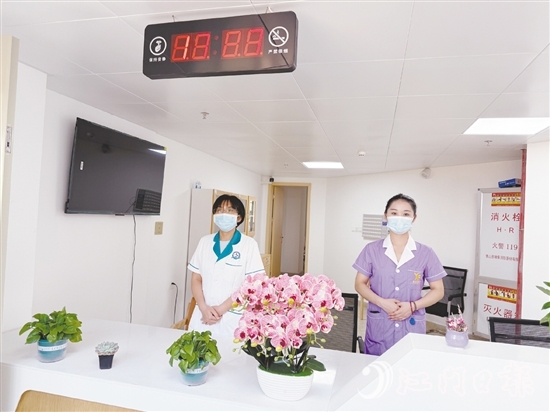 鶴山工業(yè)城養(yǎng)老服務(wù)中心設(shè)置呼叫站，確保長者能及時享受專業(yè)的護(hù)理和醫(yī)療服務(wù)。