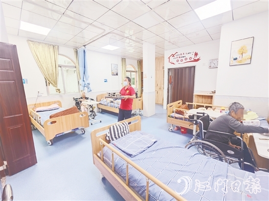 在鶴山市社會福利院，長者們的房間變得更加明亮、舒適。