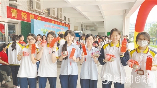 培英高中為學(xué)生送上“高考福袋”。