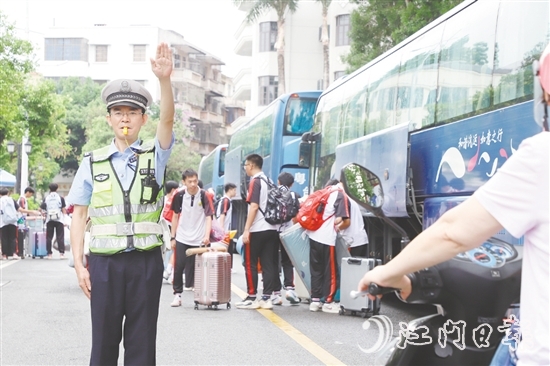 臺山交警護(hù)送高考考生。臺山公安供圖