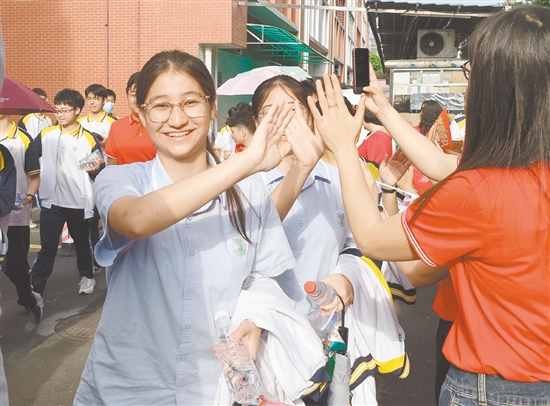 培英高中送考現(xiàn)場，學(xué)生自信從容，笑容燦爛。