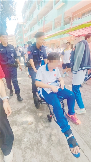 棠下中學(xué)考點一名考生行動不便，民警立即響應(yīng)一路護送考生，成為考生的可靠“拐杖”。