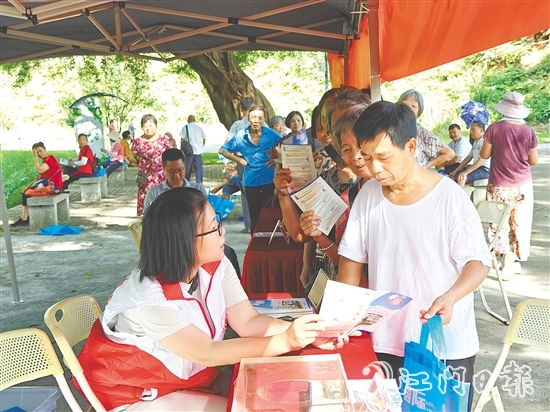 工作人員向市民宣傳新修訂的檔案法，普及家庭檔案建檔知識(shí)。