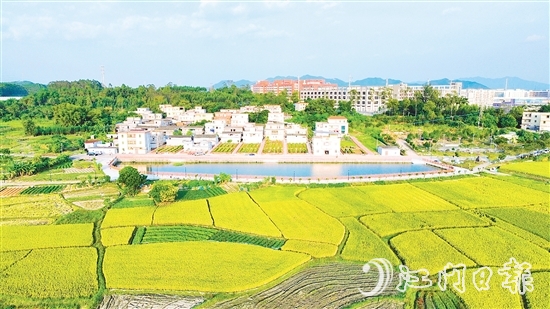 大槐鎮(zhèn)河灣村猶如拼色圖，美如畫卷。