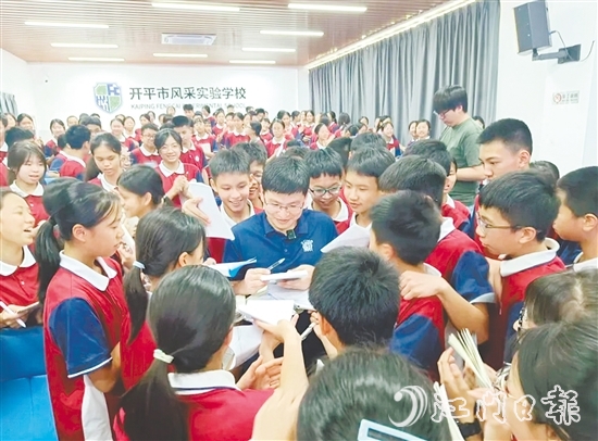 講座后，學(xué)生們紛紛找徐吉磊簽名留念。