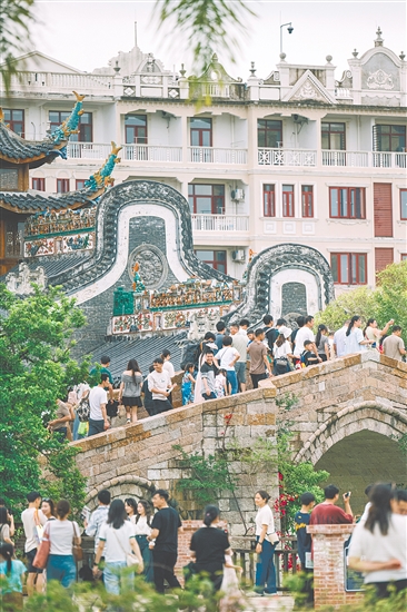 赤坎華僑古鎮(zhèn)游人如織。