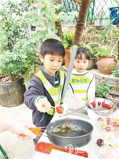 孩子們用自己采收的甘蔗熬糖水制作糖葫蘆，感受勞動(dòng)的樂趣。