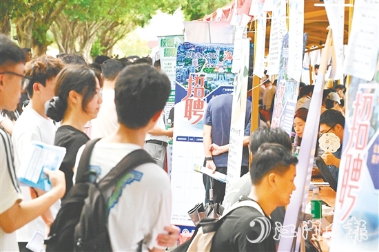 招聘活動現(xiàn)場人頭攢動。