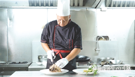 鐘景維多年來(lái)潛心研究新會(huì)陳皮藥膳菜譜。