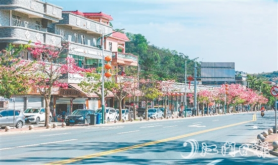 三合鎮(zhèn)溫泉村將生態(tài)優(yōu)勢轉化為發(fā)展優(yōu)勢，打造“水清岸綠、設施完善、鄉(xiāng)風文明”的宜居環(huán)境。