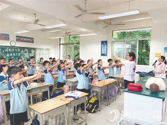 在實(shí)操環(huán)節(jié)，學(xué)生在專業(yè)師資的指導(dǎo)下學(xué)習(xí)急救技能。