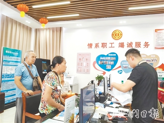 為解決漁民換證難題，工會直接將服務(wù)臺搬到漁港。