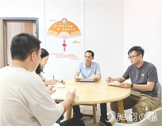 羅哲敬（右）用腳步丈量土地，用真情化解堅(jiān)冰。