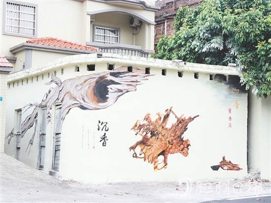 坑尾村在農(nóng)房墻面畫上沉香墻繪，營造濃厚的沉香文化氛圍。
