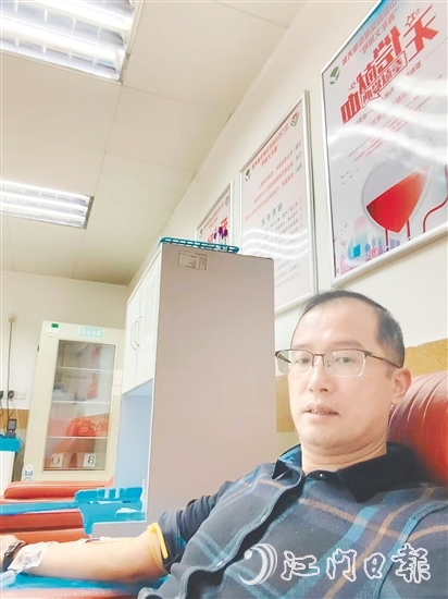 易國城在江門市中心血站獻(xiàn)血。