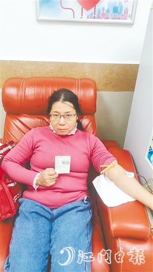 張艷芬在江門市中心血站獻(xiàn)血。