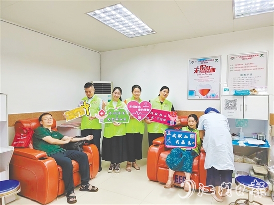 鶴山市無償獻(xiàn)血義工隊(duì)隊(duì)員在江門市中心血站獻(xiàn)血。