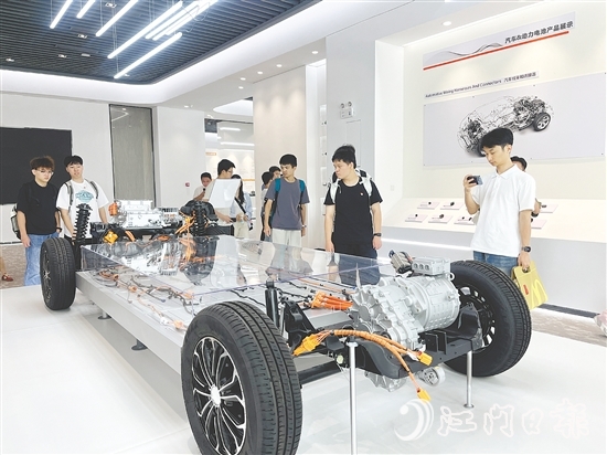 在鶴山市得潤(rùn)電子科技有限公司，學(xué)子們參觀了電子連接器及車聯(lián)科技產(chǎn)品的智能化生產(chǎn)線。