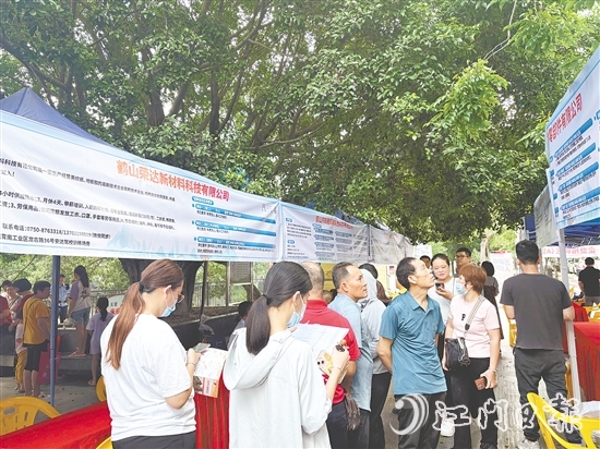 招聘會(huì)現(xiàn)場(chǎng)人來人往，各企業(yè)紛紛亮出自家“靚崗位”“好待遇”。
