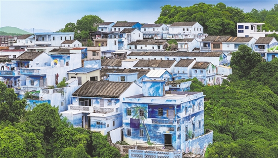 鯤鵬村海洋路沿線99間民房外立面披上“藍(lán)裝”。