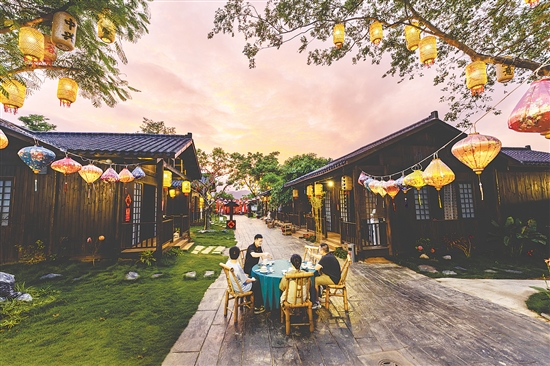 盤活閑置校舍，建設(shè)特色項(xiàng)目——古韻樹(shù)廬，豐富游客體驗(yàn)。