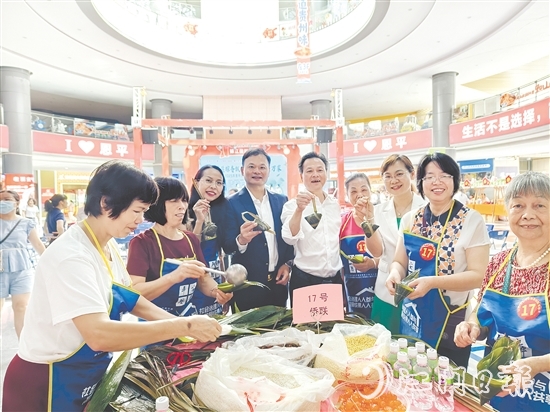 吳衛(wèi)均（左四）參加恩平市端午節(jié)慈善包粽活動，并為活動慷慨捐款。