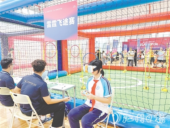 第九屆全國(guó)青少年無(wú)人機(jī)大賽廣東省賽（江門(mén)主站賽）中，相關(guān)項(xiàng)目的選手戴上VR眼鏡，通過(guò)“第一視角”操控?zé)o人機(jī)。