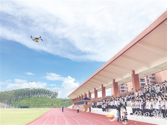 九年級(jí)學(xué)生在恩平市職教園了解即將新開(kāi)設(shè)的無(wú)人機(jī)操控與維護(hù)專(zhuān)業(yè)。