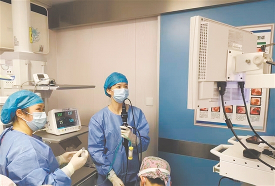 醫(yī)護(hù)人員為患兒完成支氣管鏡檢查和肺泡灌洗操作。