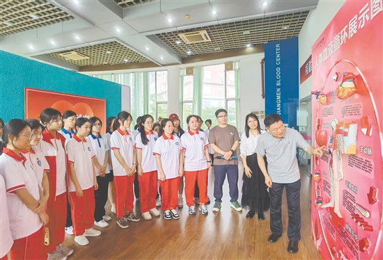 市民參觀江門市無償獻(xiàn)血教育基地。