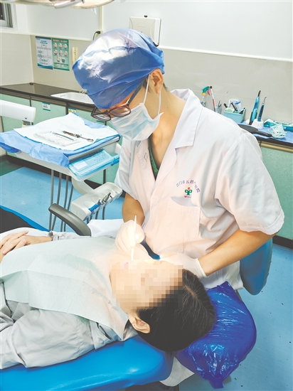 牙周炎發(fā)病比較隱蔽，但病變會(huì)深入牙齦深處。