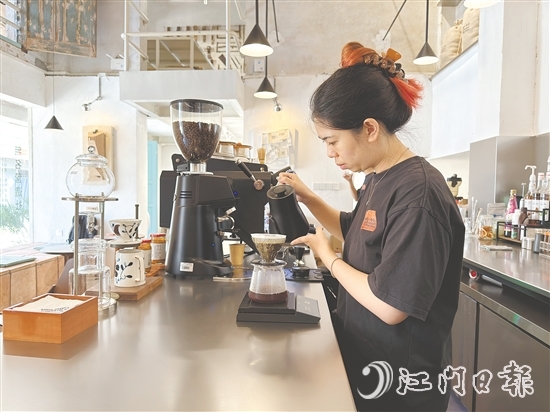 在梁艷芬看來，與其在城市里內(nèi)卷，不如回到熟悉的地方，把熟悉的事情做到極致，哪怕是一間小小的咖啡店，也能泡出自己的風(fēng)味，走出自己的路。