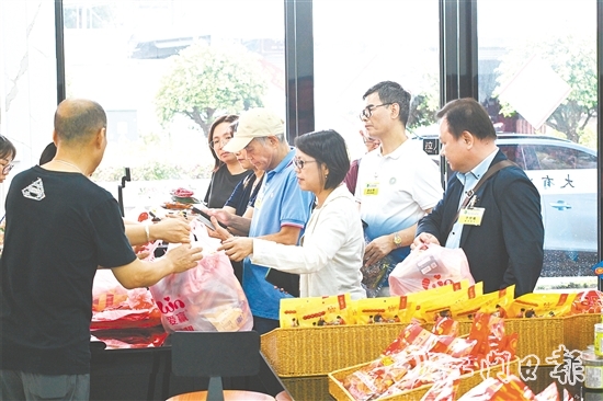 澳門鄉(xiāng)親排隊買家鄉(xiāng)特色糖果當手信。