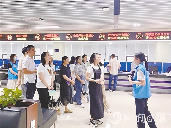 在講解員的引導(dǎo)下，群眾代表開(kāi)啟了一場(chǎng)沉浸式政務(wù)服務(wù)體驗(yàn)之旅。