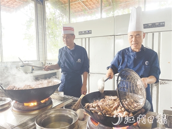 34名學(xué)員通過“理論教學(xué)+實操演練”模式，系統(tǒng)學(xué)習(xí)僑鄉(xiāng)經(jīng)典菜式。