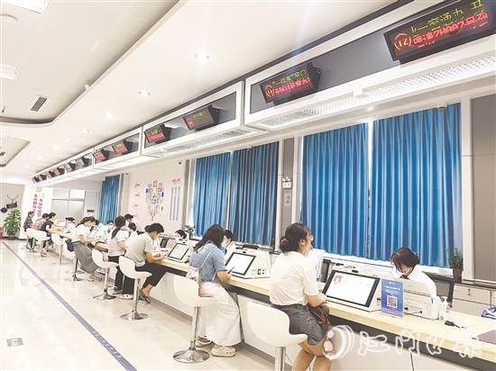 鶴山市推出“水電氣網(wǎng)聯(lián)合報裝一件事”服務，在受理環(huán)節(jié)，通過線下設置“一件事”專窗，為群眾提供全流程導辦服務，徹底告別“多頭跑、重復跑”。