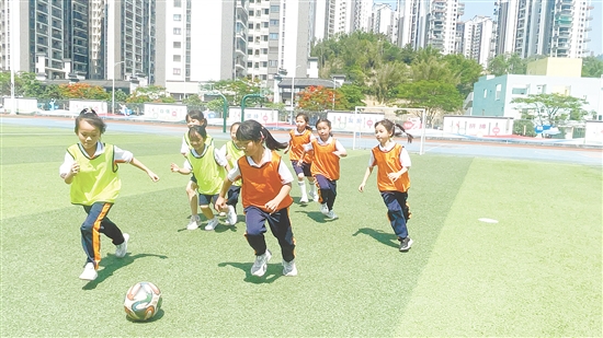 沙坪一?。|校區(qū)）推進(jìn)“足球進(jìn)課堂”，在日常體育教學(xué)中加入足球特色項(xiàng)目。