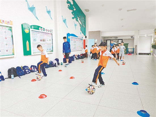 為了讓有濃厚興趣的學(xué)生進(jìn)一步提升自己的球技，沙坪一小（東校區(qū)）打造了足球素養(yǎng)班。