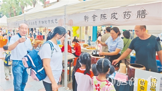 市民、游客現(xiàn)場(chǎng)“打卡”《三餐四季》同款新會(huì)陳皮藥膳美食。