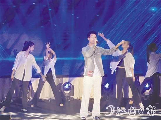 選手們用動(dòng)人的歌聲展現(xiàn)青春風(fēng)采。