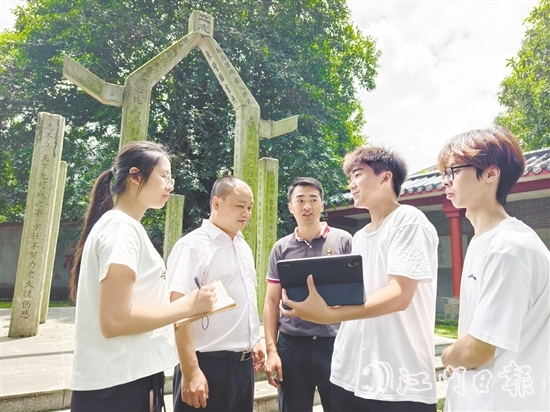 趙尉強(qiáng)（圖中）與五邑大學(xué)師生們交流歇馬村文旅發(fā)展計(jì)劃。