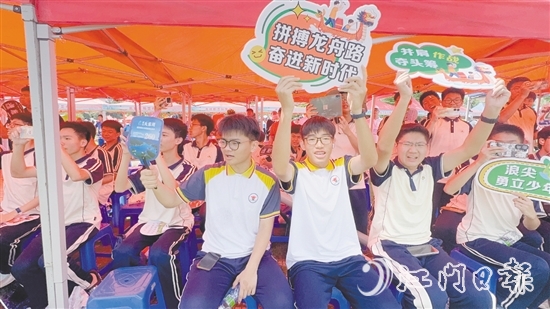 學(xué)生為龍舟選手們吶喊加油。