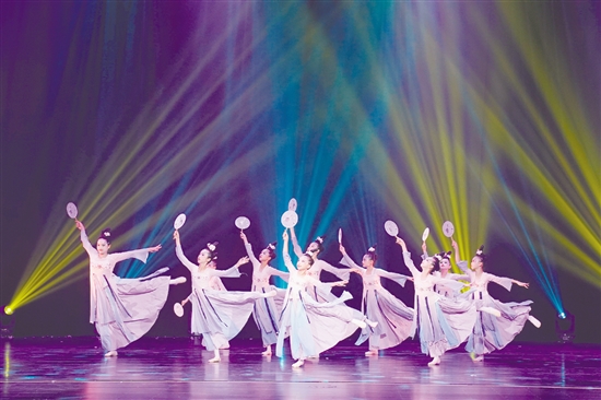 古典舞盡顯優(yōu)雅。