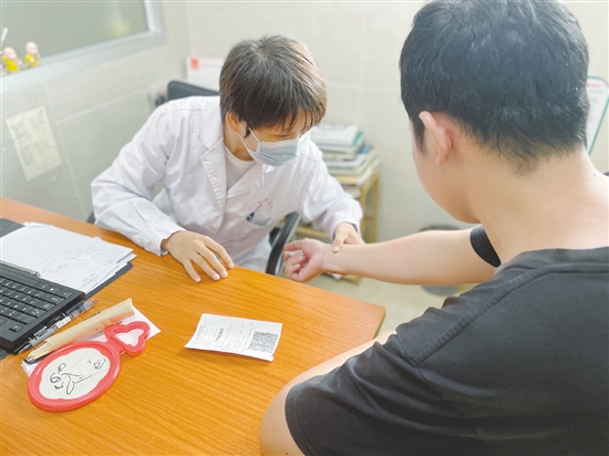 一旦發(fā)現(xiàn)皮膚有問題，應(yīng)盡早就醫(yī)。