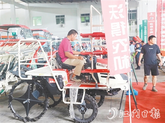 農(nóng)業(yè)合作社代表和種糧大戶“一站式”了解各類農(nóng)機和相關優(yōu)惠政策，并親身操作農(nóng)機，直觀感受農(nóng)機性能。