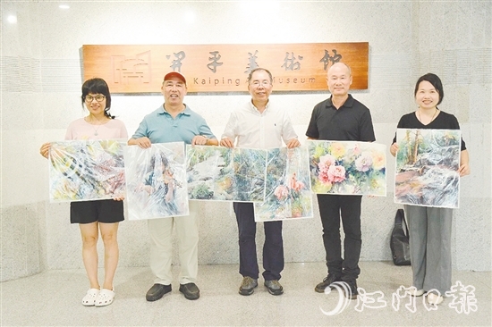 甄練權(quán)（中）將水彩作品無償贈(zèng)予開平市美術(shù)館。