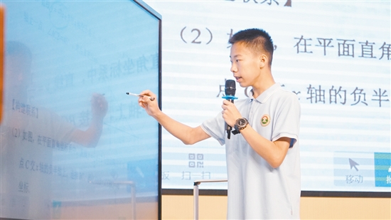 學(xué)生走上講臺(tái)，講解題目。