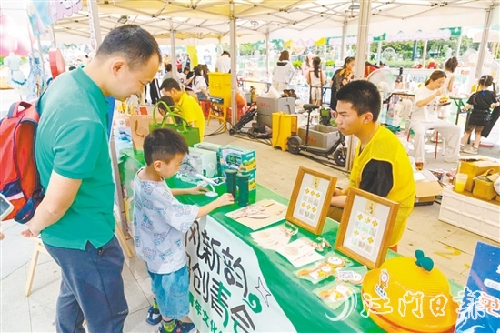 青年文化創(chuàng)意集市大受市民歡迎。