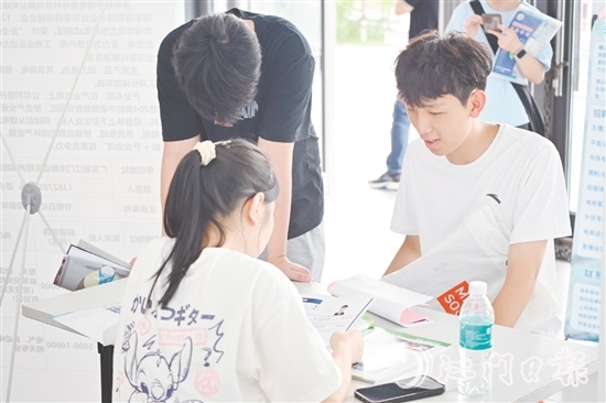 招聘現(xiàn)場，不少學(xué)生向新會企業(yè)了解崗位信息。